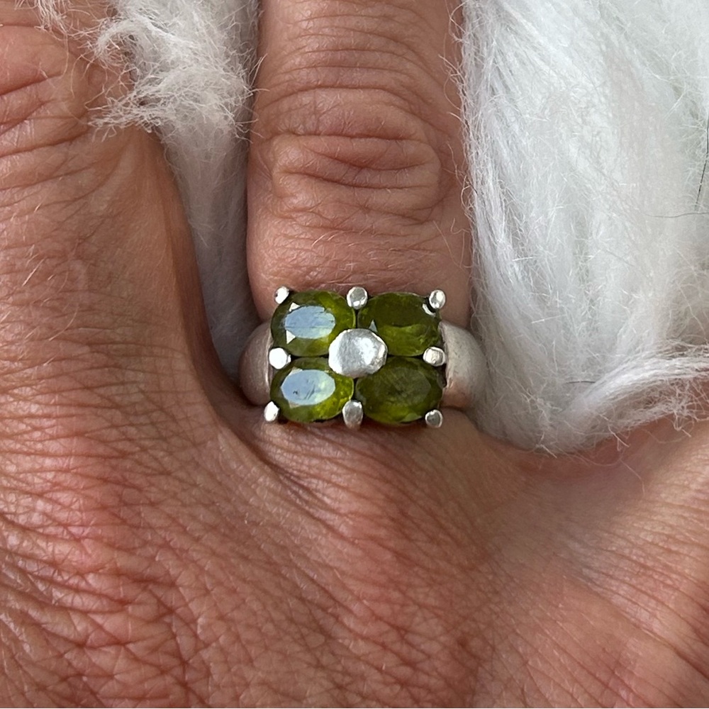 Sterling silver ring with 4 peridot stones. Circa 1990.